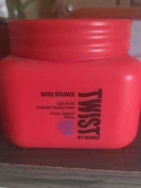 OUAI Twist Boss Bounce Light Styling Cream - Red